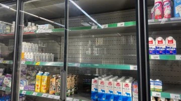 Порожні полиці в супермаркеті Новус у Києві